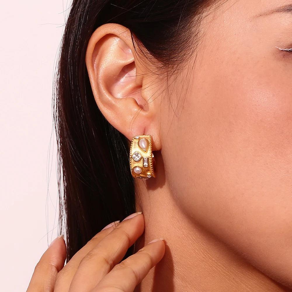 Pendientes de Aro con Perlas – Elegancia en Cada Detalle