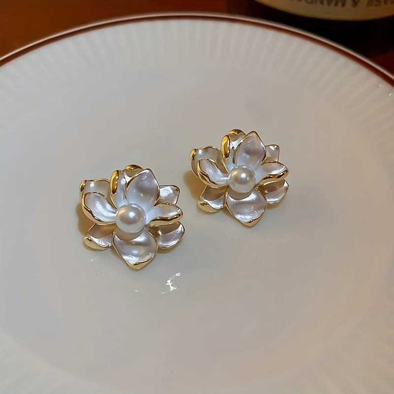 Pendientes Elegantes de Flor y Perla – Regalo Delicado