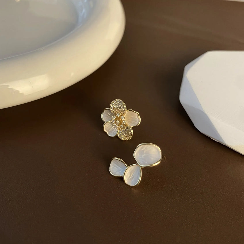 Pendientes Asimétricos de Hoja y Flor con Cristal