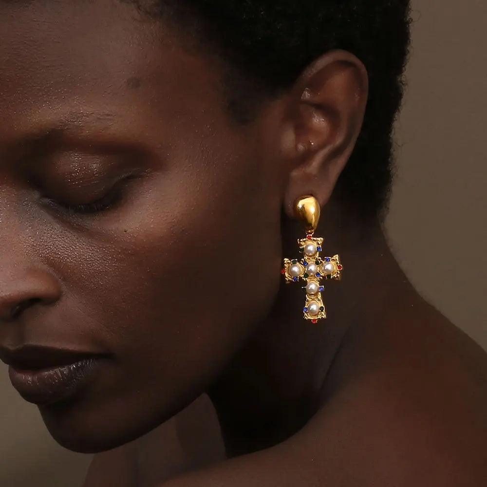 Pendientes de Cruz con Perlas – Elegancia con un Toque Espiritual