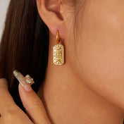 Pendientes Huggie Hoop – Minimalismo con Estilo
