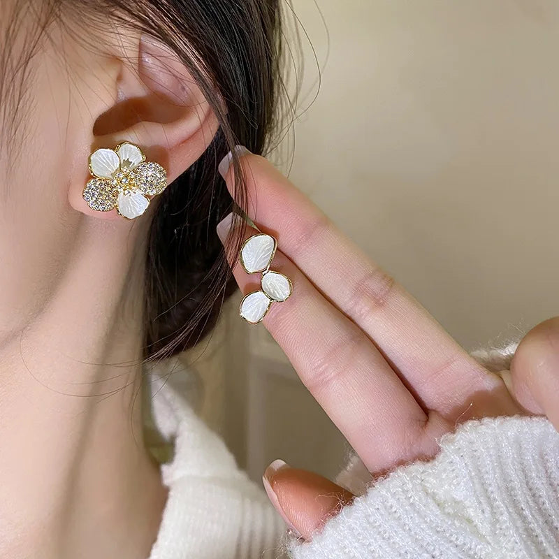 Pendientes Asimétricos de Hoja y Flor con Cristal