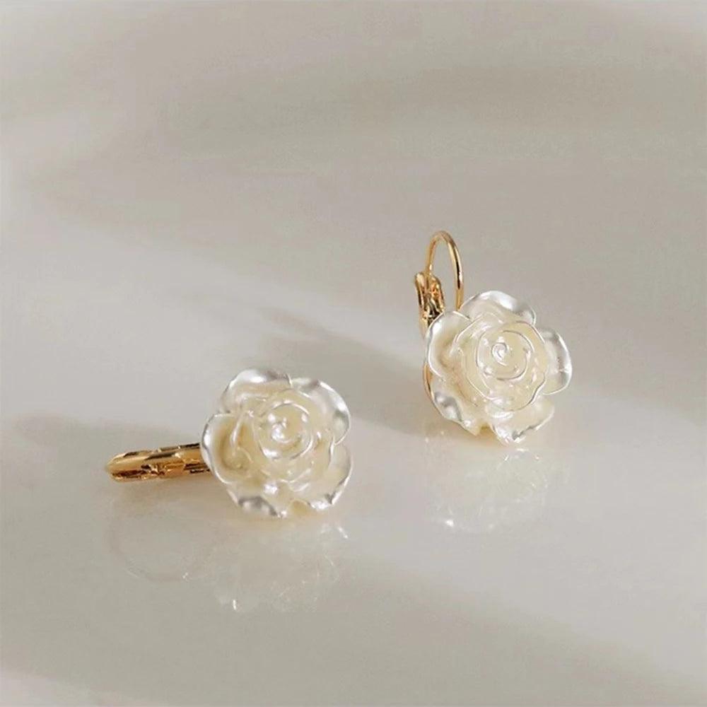 Pendientes Camelia Blanca – Elegancia y Sofisticación