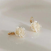 Pendientes Camelia Blanca – Elegancia y Sofisticación