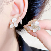 Pendientes Asimétricos de Hoja y Flor con Cristal