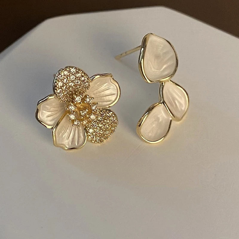 Pendientes Asimétricos de Hoja y Flor con Cristal