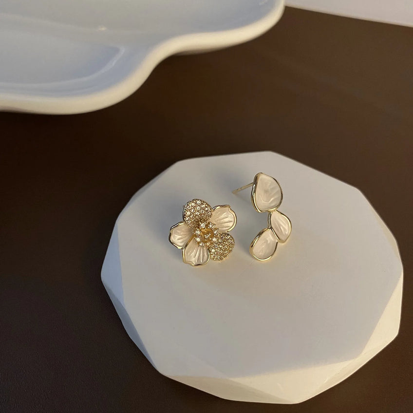 Pendientes Asimétricos de Hoja y Flor con Cristal