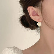 Pendientes Camelia Blanca – Elegancia y Sofisticación