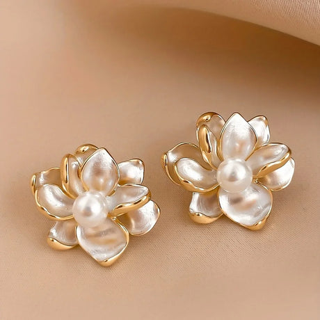 Pendientes Elegantes de Flor y Perla – Regalo Delicado