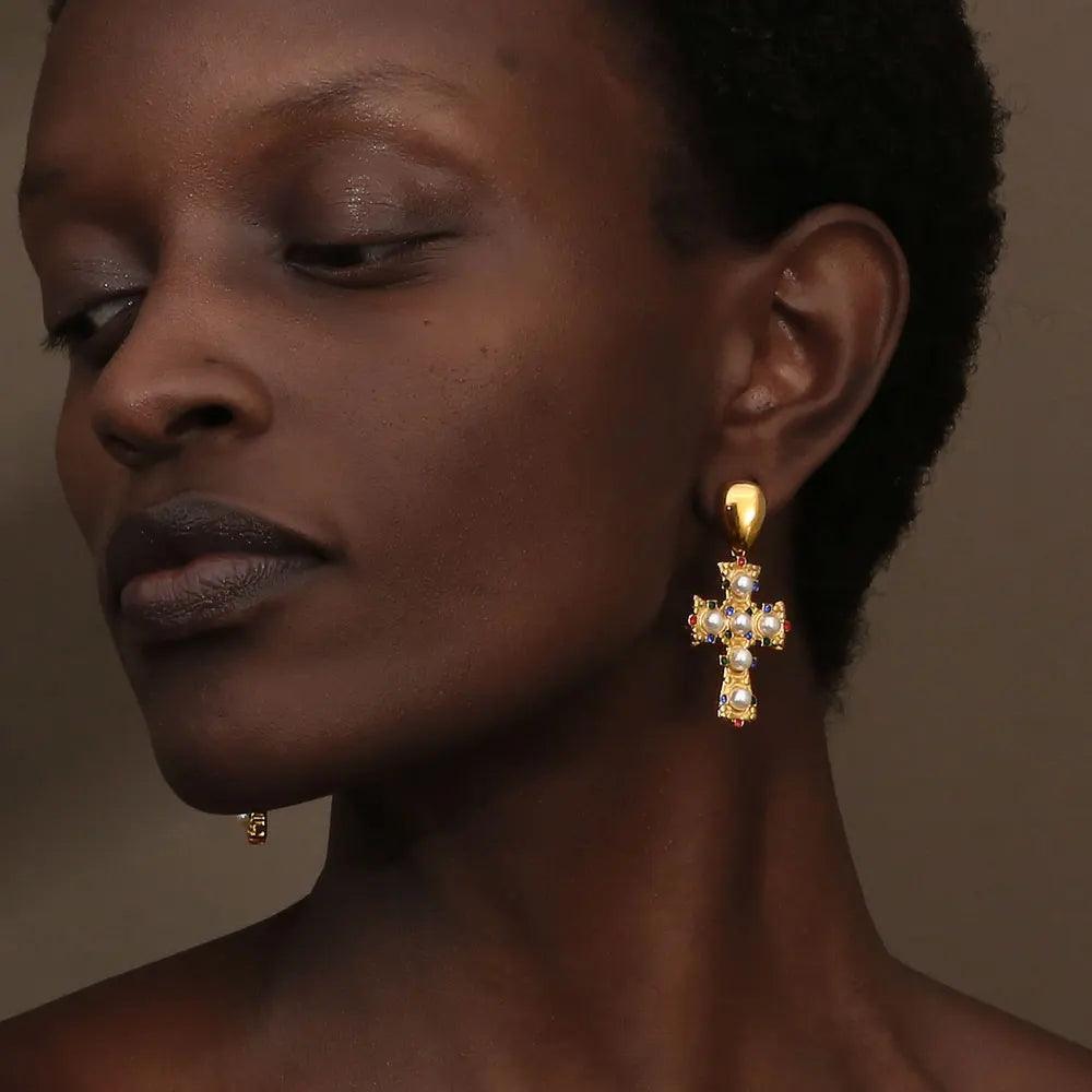 Pendientes de Cruz con Perlas – Elegancia con un Toque Espiritual