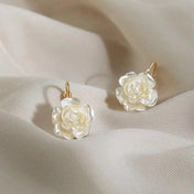 Pendientes Camelia Blanca – Elegancia y Sofisticación