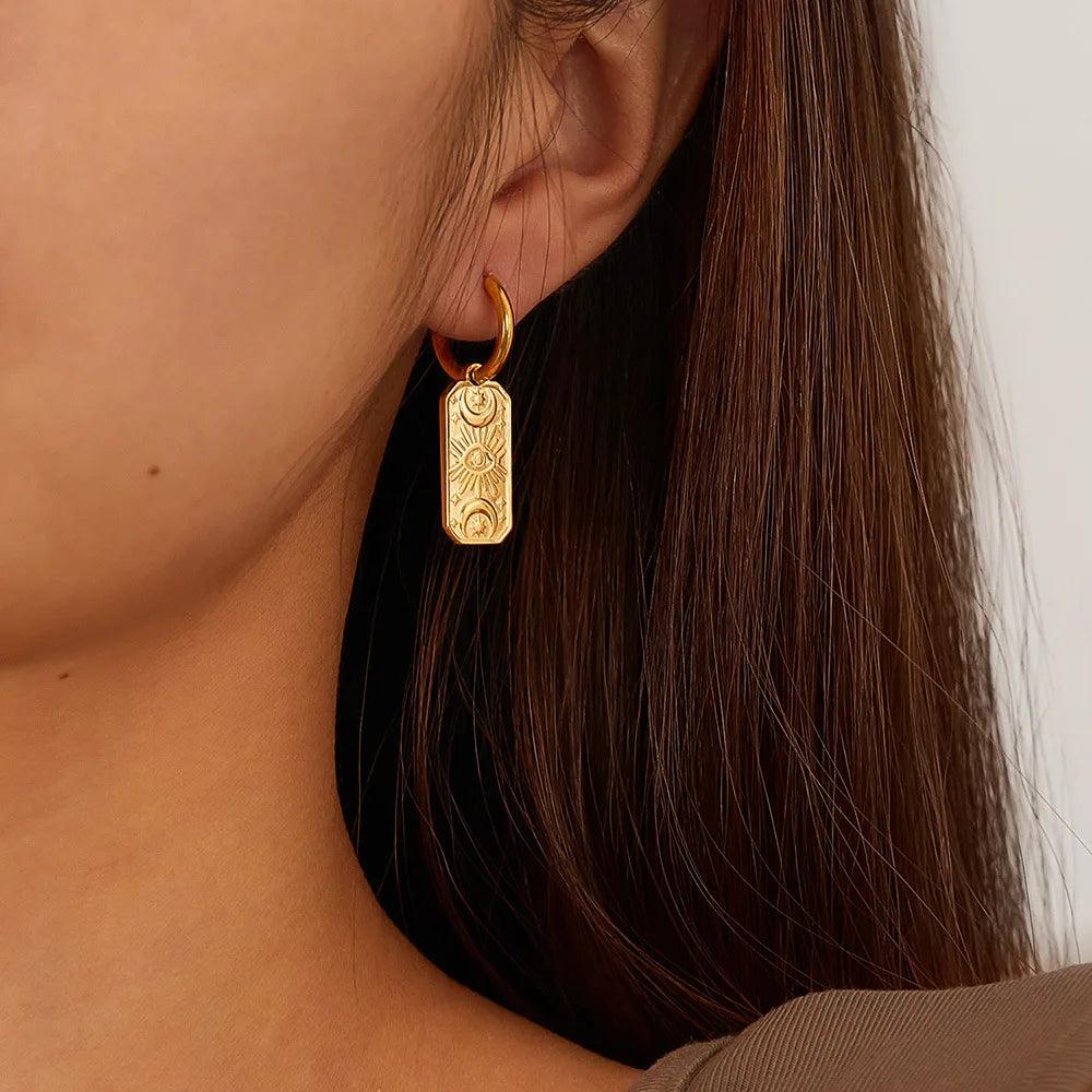 Pendientes Huggie Hoop – Minimalismo con Estilo