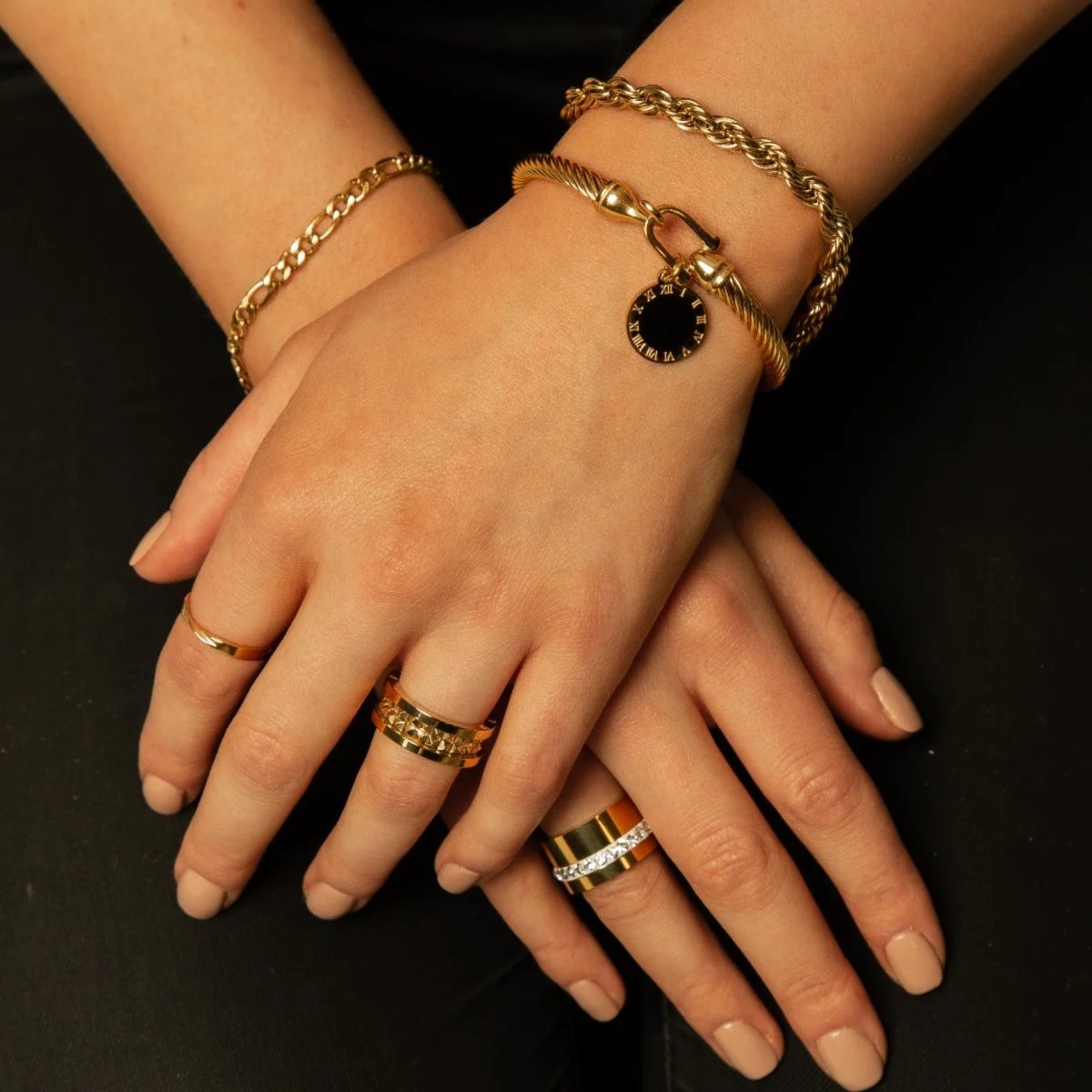 bracelete-pingente-onix-banhado-em-ouro-18k-920870_1200x_98a01446-467a-4c7f-90f6-86cdf4c55c47.jpg