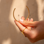 Brazalete Twist – Elegancia Bañada en Oro de 18 Quilates