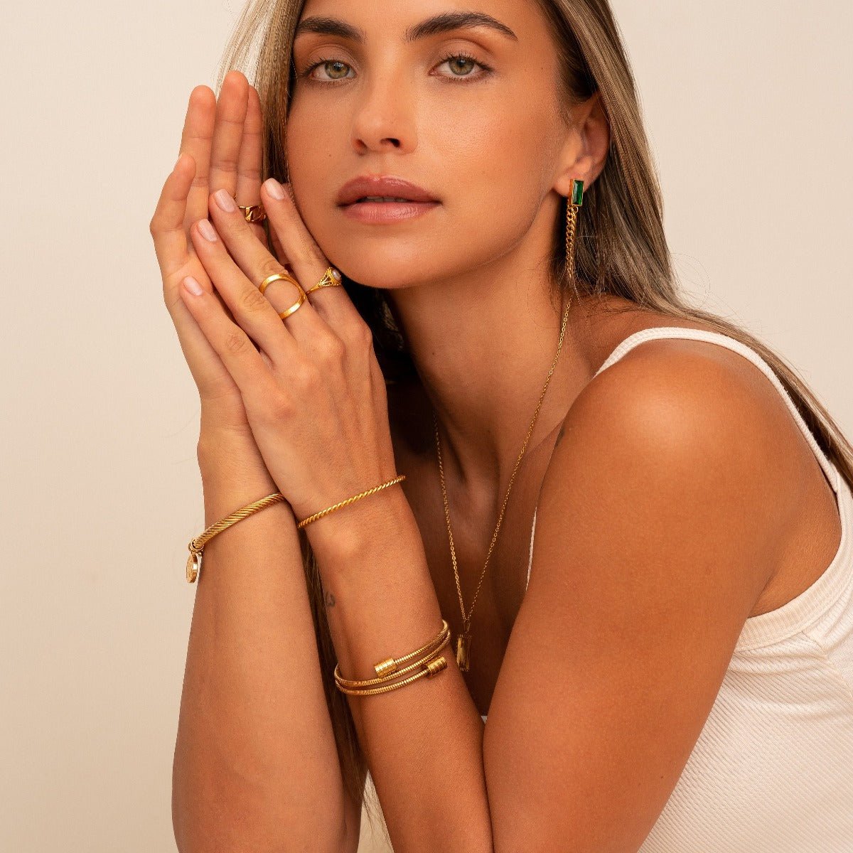 Brazalete Twist – Elegancia Bañada en Oro de 18 Quilates